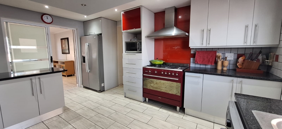 5 Bedroom Property for Sale in Elfindale Western Cape